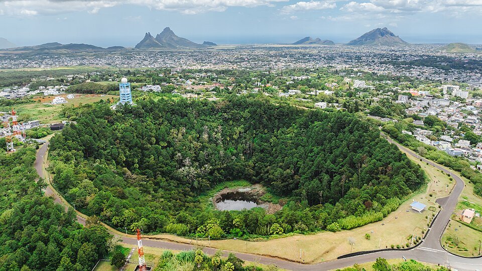 960px-Mauritius_trou_aux_cerfs_volcano By Arne Müseler / www.arne-mueseler.com, CC BY-SA 3.0 de, https://commons.wikimedia.org/w/index.php?curid=149462205
